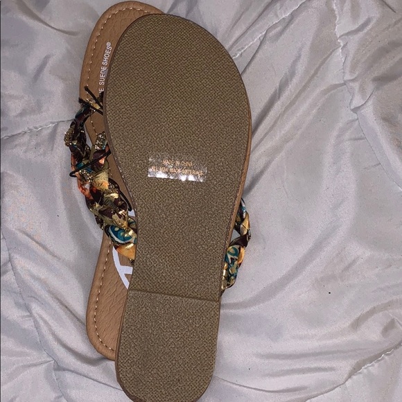 7 Tropical jeweled sandals - Picture 3 of 4
